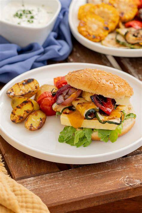 Halloumi-Burger mit Gemüse und Beilagen