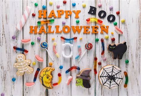 Halloween Buffet mit verschiedenen Keksen und Süßigkeiten