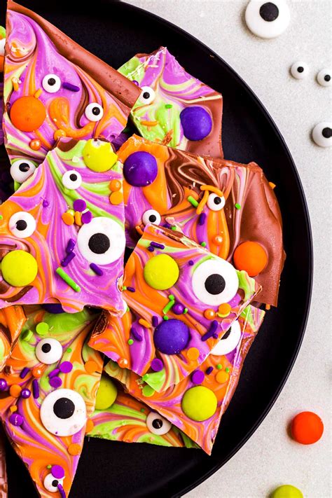 Halloween Chocolate Bark mit Geistern und Zuckeraugen