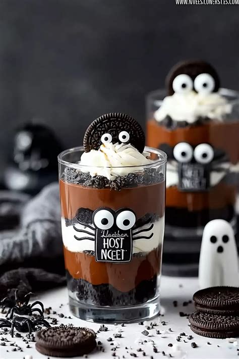 Halloween Dessert im Glas mit Oreo-Krümel-Erde und Grabsteinkeksen