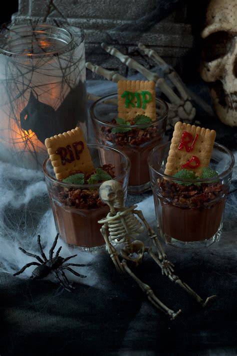Halloween Friedhofspudding im Glas mit Oreo-Krümel-Erde und Grabstein-Keksen