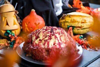 Halloween Gehirn Dessert auf einer Party mit Deko