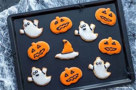 Halloween Kekse mit Marmelade, Geisterformen und Kinder beim Backen