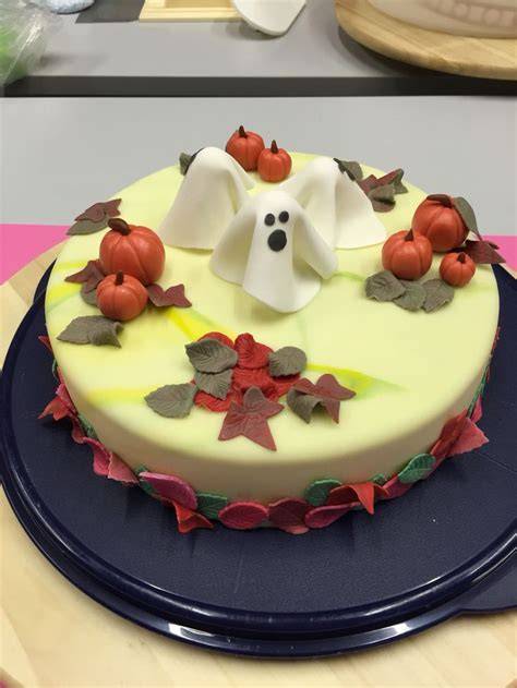 Halloween Kuchen mit blutrotem Beerensirup dekoriert
