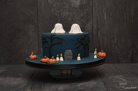 Halloween Torte mit Fondant-Kürbissen und Blut-Effekt