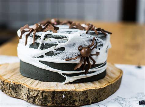 Halloween Torte mit Spinnennetz Dekoration