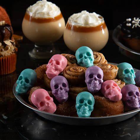 Halloween-Deko: Totenköpfe, Zucker-Glas, Mini-Kürbisse, Friedhof-Torte