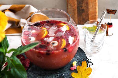 Halloween-Kinderbowle mit gruseliger Dekoration