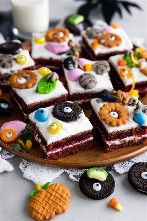 Halloween-Kuchen mit Butterkeksen und bunter Zuckergussdeko