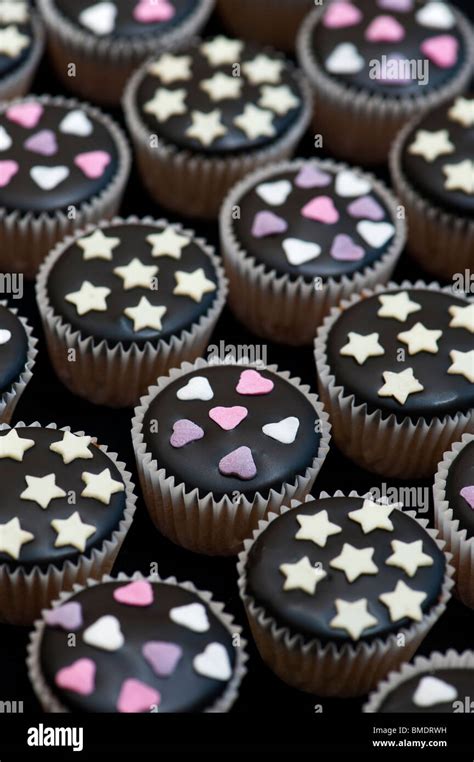 Halloween-Schokoäpfel mit Gummitieren und schwarzer Glasur