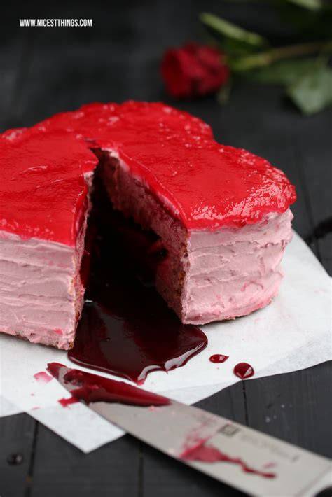Halloween-Torte als Herz mit blutiger Glasur: Bleeding Heart Cake