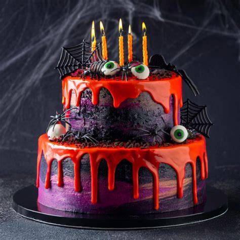 Halloween-Torte mit blutroter Glasur und Augen