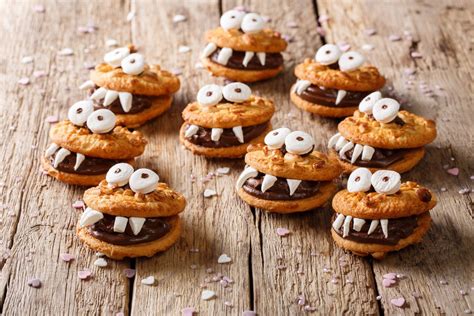 Halloweenkekse mit verschiedenen bunten Glasuren und Zuckeraugen