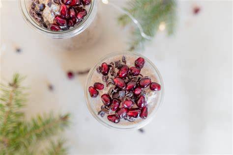 Halva-Mascarpone-Creme im Glas mit Granatapfelkernen
