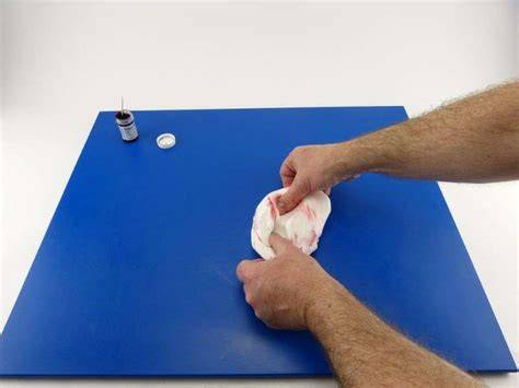 Hand beim Einkneten von Pastenfarbe in Fondant