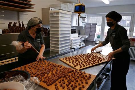 Handarbeit bei der Pralinenherstellung