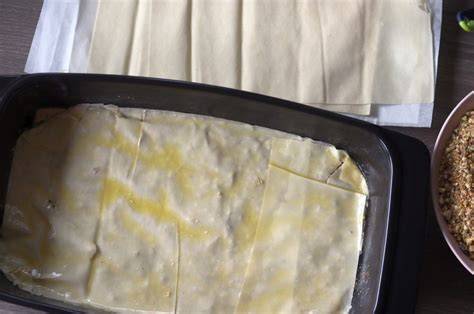 Handarbeit beim Ausrollen von Filoteig für Baklava