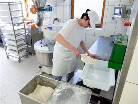 Handarbeit in der Backstube: Abwiegen, Formen, Glasieren