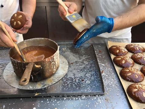 Handarbeit in der Backstube: Lebkuchen werden einzeln bestrichen