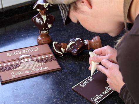 Handarbeit in der Schokoladenmanufaktur: Temperierung auf Marmorplatten
