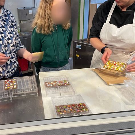 Handarbeit in einer Schokoladenmanufaktur beim Befüllen der Tafeln