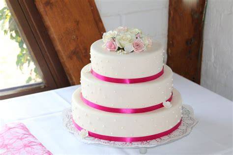 Handgefertigte Hochzeitstorte mit eleganter Dekoration