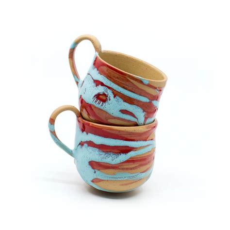 Handgefertigte Keramik mit ländlichen Motiven in Blau und Rot