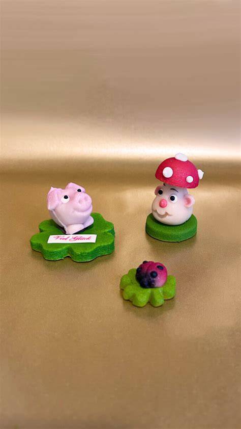 Handgefertigte Marzipanfiguren und Anguila de Mazapán