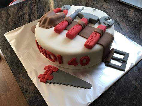 Handgefertigte Zimmermannsfigur und Werkzeug auf Torte
