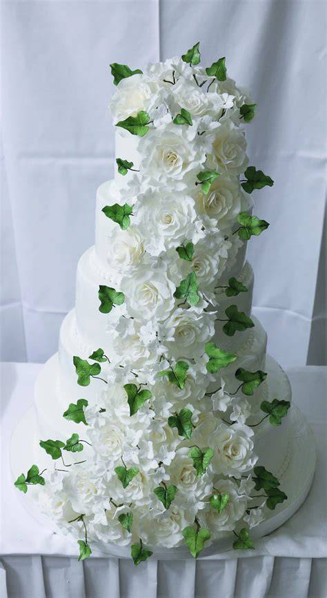 Handgefertigte Zuckerrose auf Hochzeitstorte