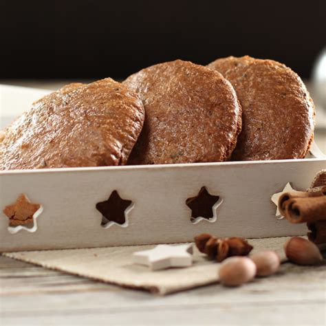 Handgeformte Elisenlebkuchen in der Produktion