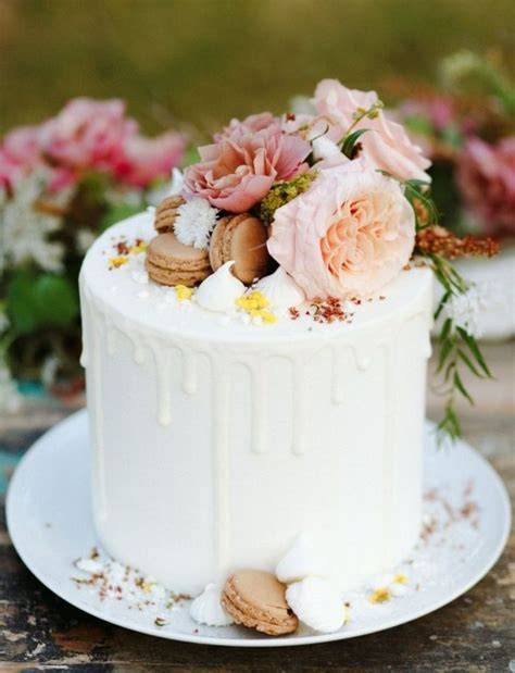 Handgemachte Cake Boss Torte, dekoriert mit Mandeln und Schoko-Fudge