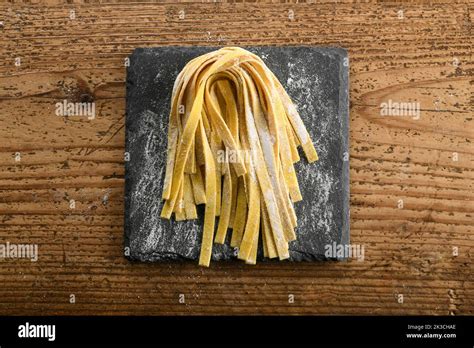 Handgemachte Tagliatelle auf Holztisch