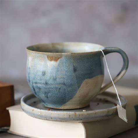 Handgetöpferte Tasse auf Drehscheibe