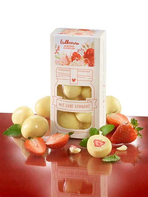 Handverlesene Bio-Erdbeeren mit weißer Schokolade