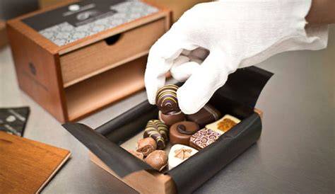 Handverpackte Goldwürfel-Pralinen