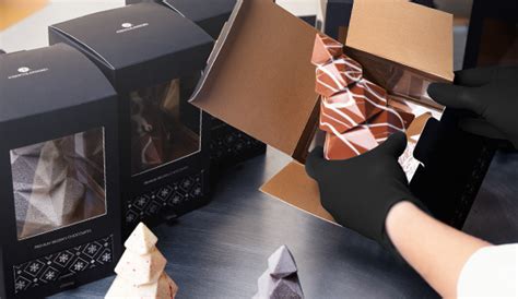 Handverpackte Schokoladenfiguren in Geschenkverpackung