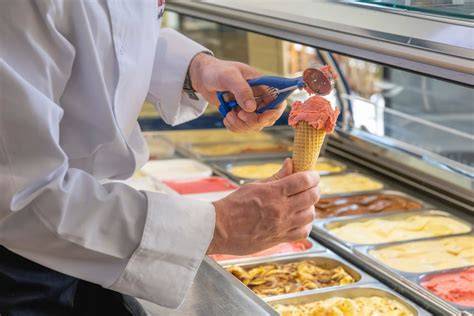 Handwerklich hergestelltes Eis in der Eisdiele