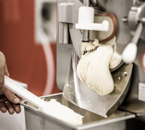 Handwerkliche Eisherstellung in der Gelato Marra Manufaktur