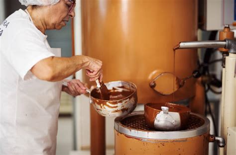 Handwerkliche Herstellung von Pralinen in der Manufaktur