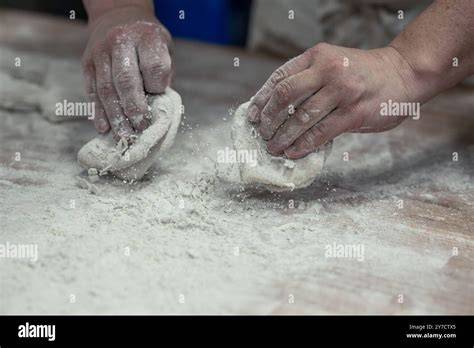 Handwerkliche Pfefferkuchenproduktion - Teiganrühren und Formen