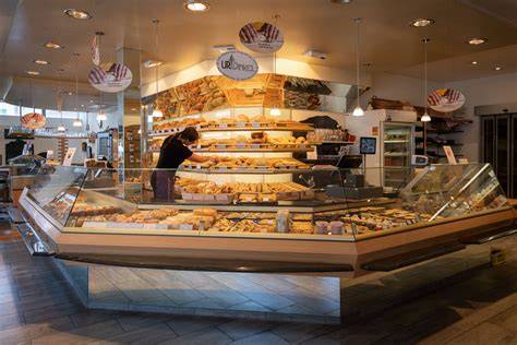 Handwerkliche Tortenvielfalt: Schichten, Böden und Dekore der Bäckerei Wick