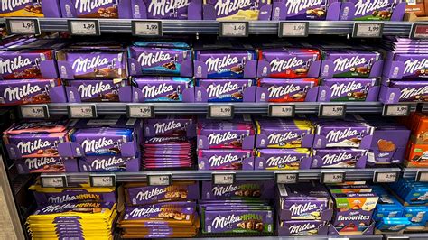 Hanf-Schokolade Tafeln im Supermarktregal