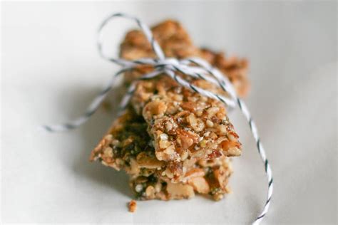 Hanfkekse auf Backblech mit Prägemuster und Hanfsamen