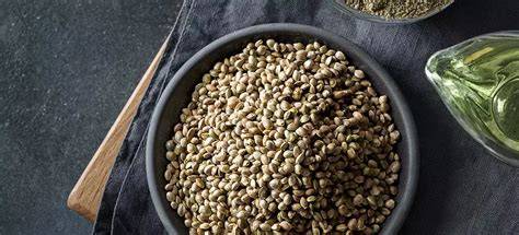 Hanfmehl und Hanfsamen auf Holzbrett