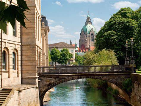 Hannover Altstadt und Leineufer mit Nanas