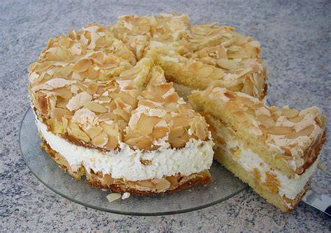 Hansen Jensen Torte mit Baiser und Früchten