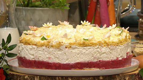 Hansen-Jensen-Torte angeschnitten mit Sahne und Johannisbeeren
