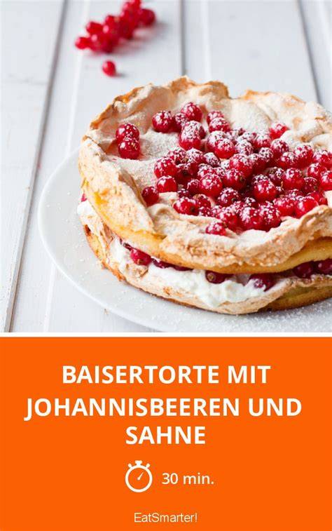Hansen-Jensen-Torte servierfertig mit Johannisbeeren und Sahne