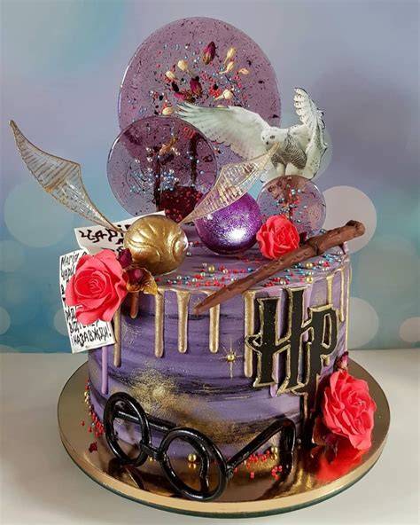 Harry Potter Geburtstag: Fan-Tisch mit Torte und Zauber-Zubehör
